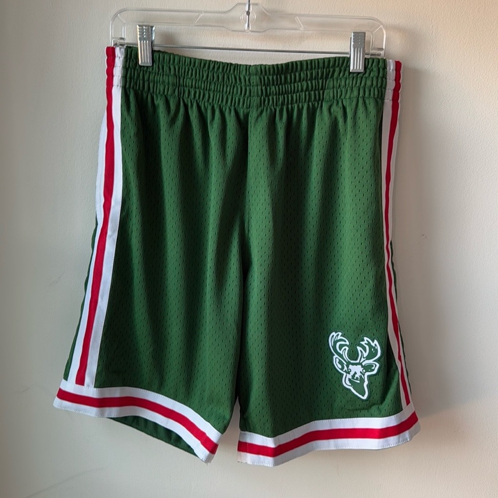 Mitchell and Ness 1971-72 Milwaukee Bucks Road Swingman Shorts men’s medium